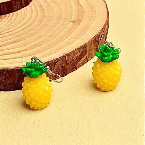 ❌SOLD❌ Pineapple Fruit Shaped Plastic Pendant Drop Dangle Earrings NEW - Picture 3 of 4